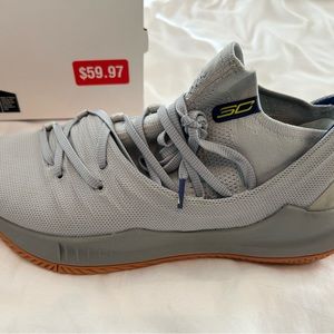 Mens basketball shoes size 8 Stephen curry like new barely worn.